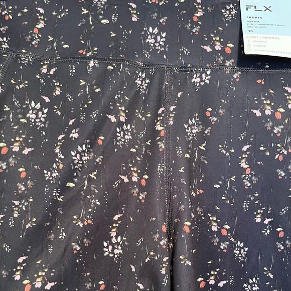 Woman’s FLX Ascent Bike Shorts - Picture 9 of 10